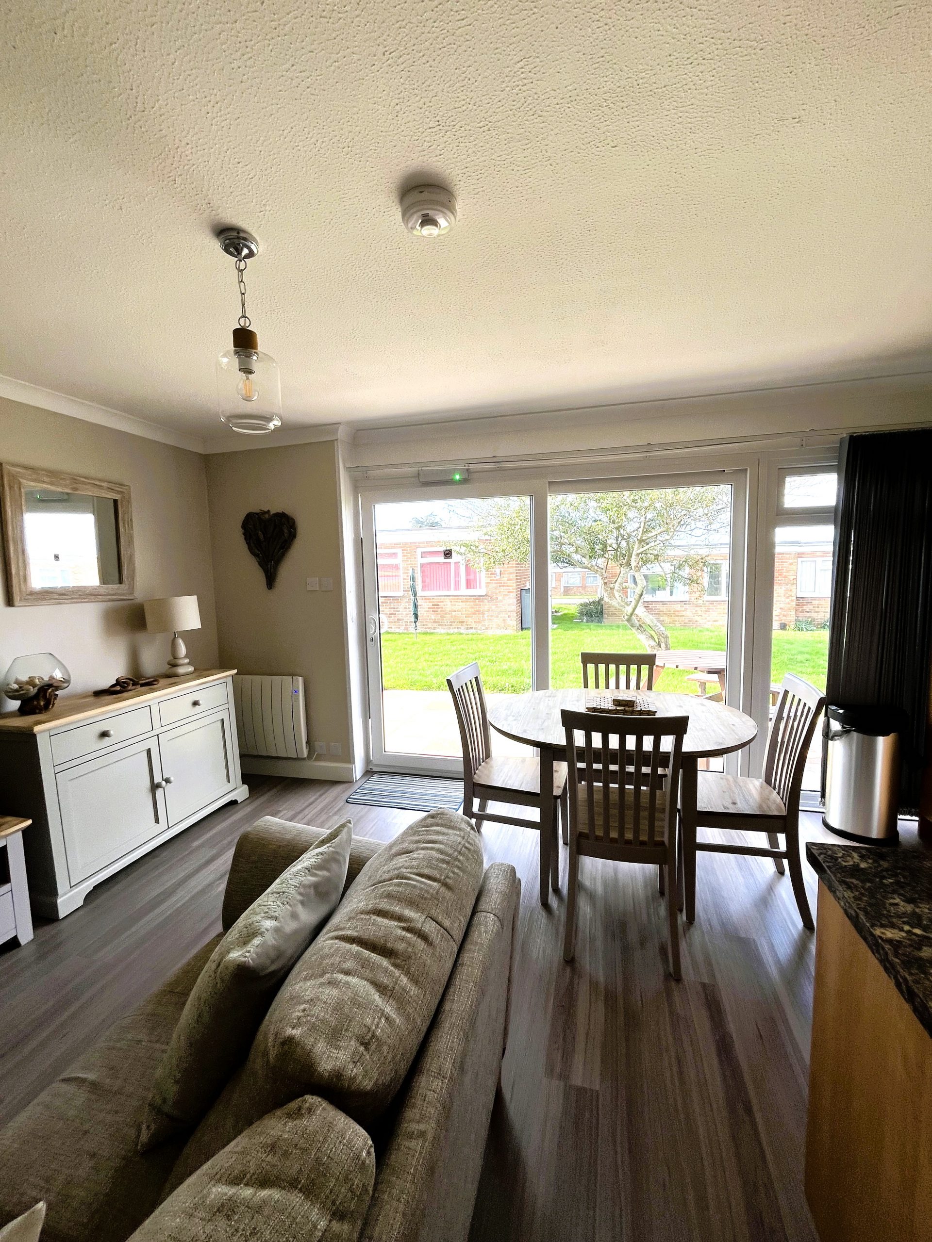 BC111 LOUNGE & DINING ROOM