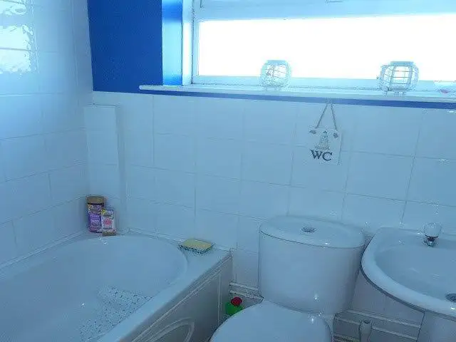 105 Brambles Chine bathroom